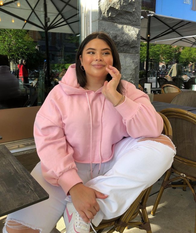 Pink Cropped Hoodie with Ripped White Jeans — Hoodie Outfits