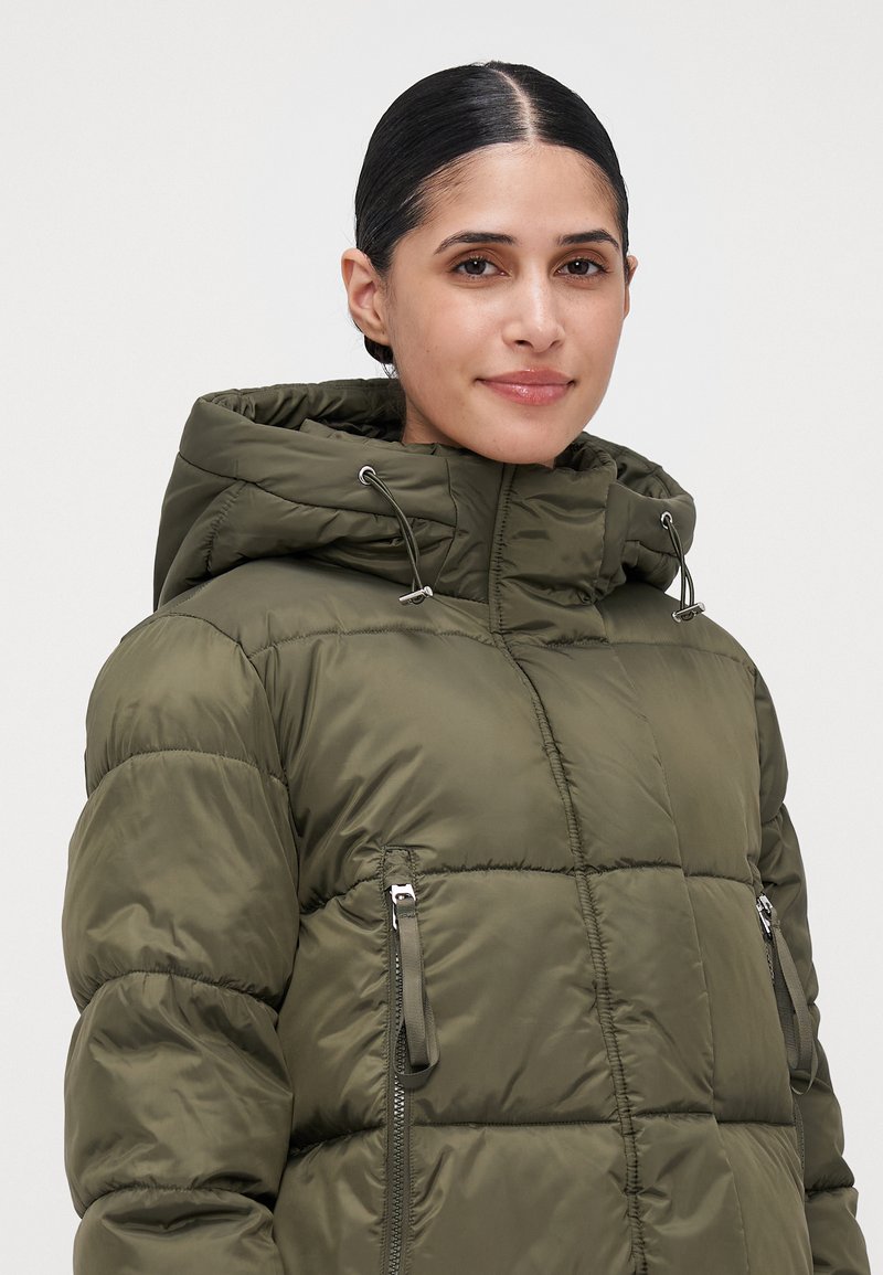 Chic Black Cropped Puffer Jacket with Mini Skirt Chic Black Cropped Puffer Jacket with Mini Skirt — Winter Outfits for Petite Women