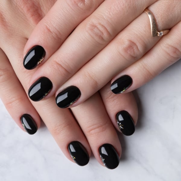 Short Oval Black With Foil Accents Short Oval Black With Foil Accents — Winter Black Nails