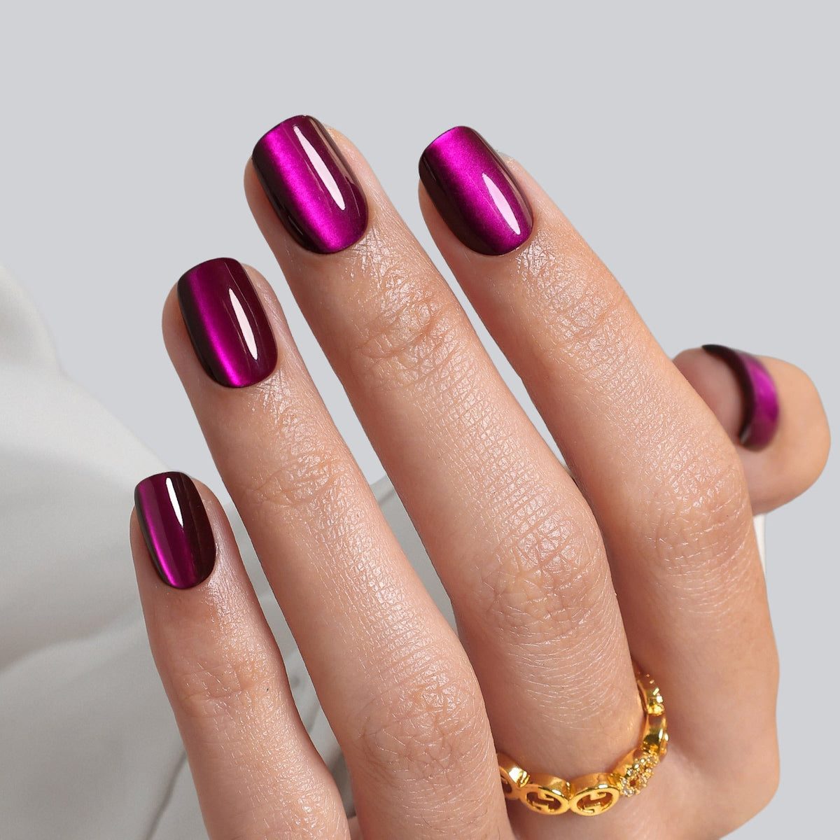 Magenta Cat-Eye Chrome Short Oval — Winter Purple Nails