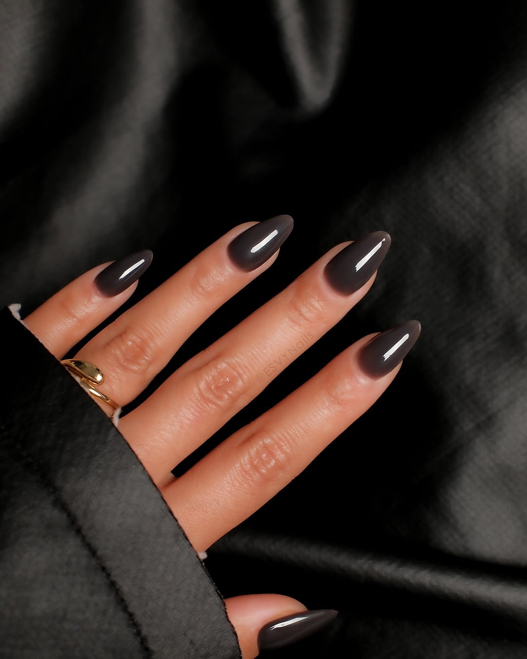 Dark Grey Gloss Medium Almond Nails Dark Grey Gloss Medium Almond Nails — Dark Winter Nails