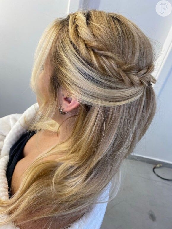Ash Blonde Side Braid With Wispy Bangs — Winter Half Up Half Down Hairstyles