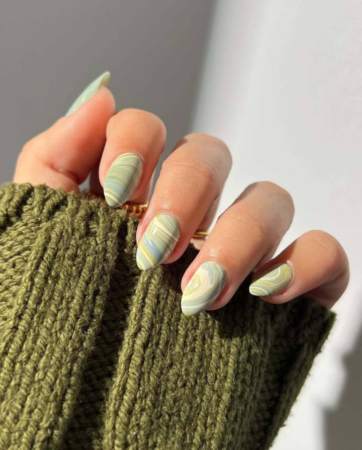 Glossy Visual Idea — Winter Round Nails