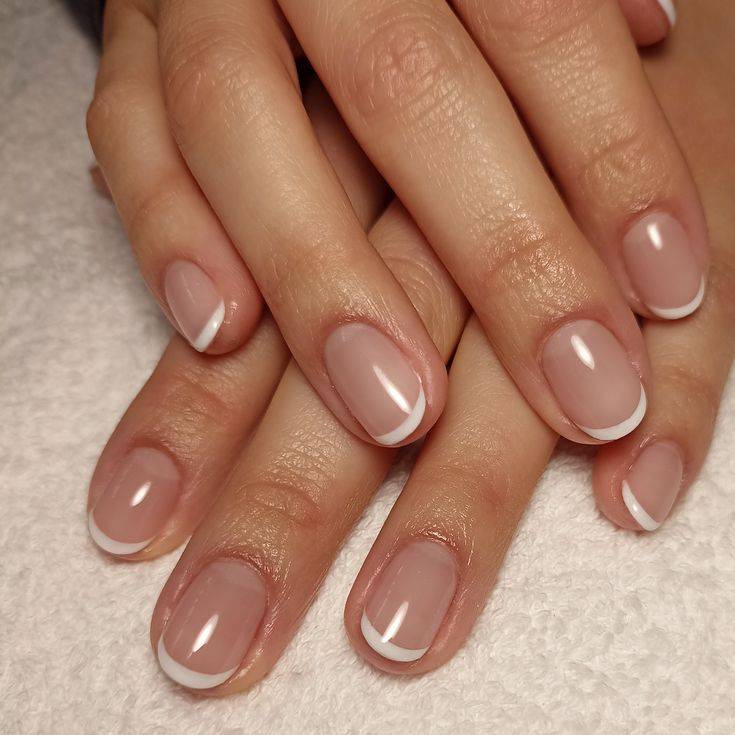 Classic French Short Oval Nails Classic French Short Oval Nails — Natural Winter Nails