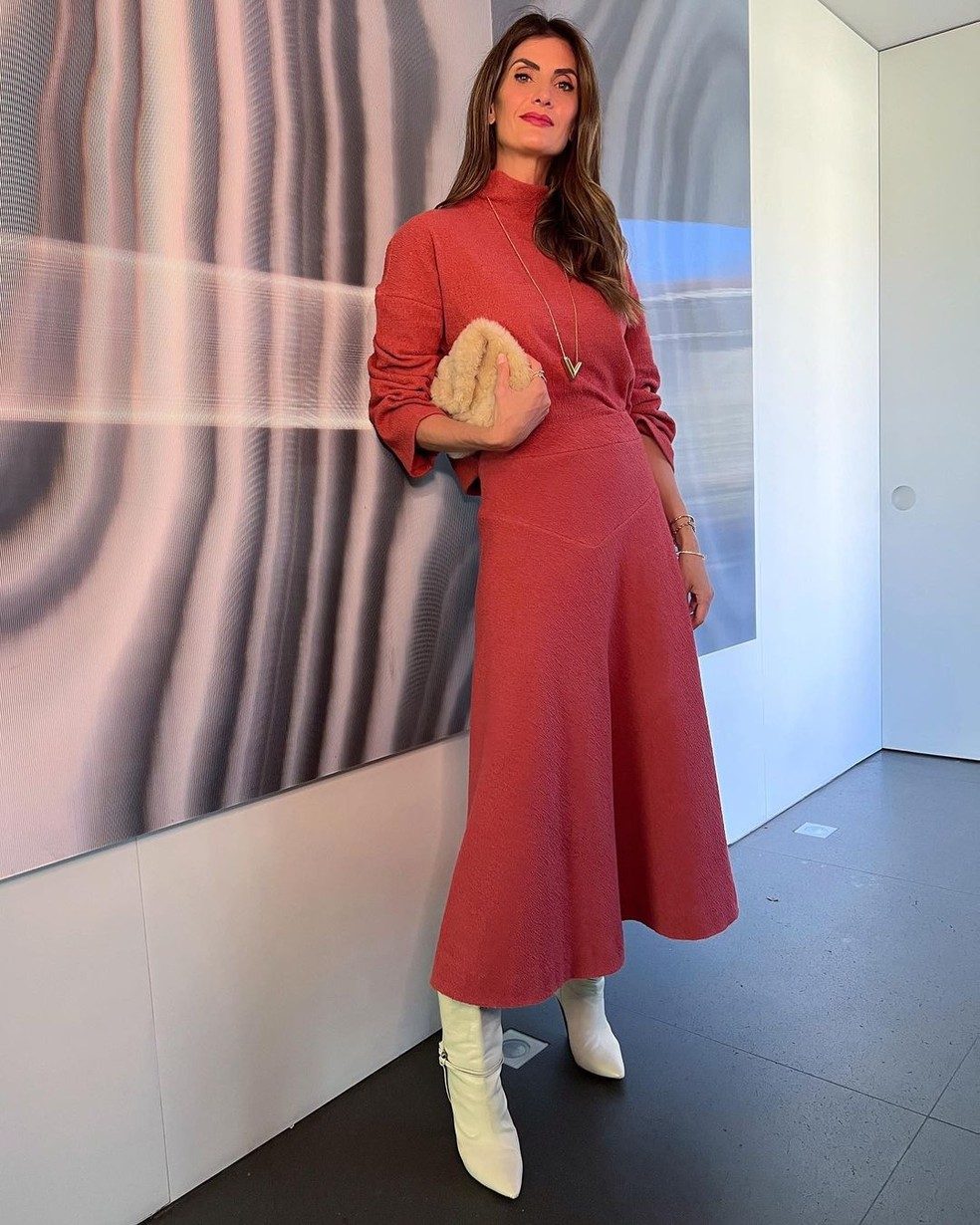 Rose Knit Set with White Boots and Fluffy Clutch — Winter Outfits for Warm Weather