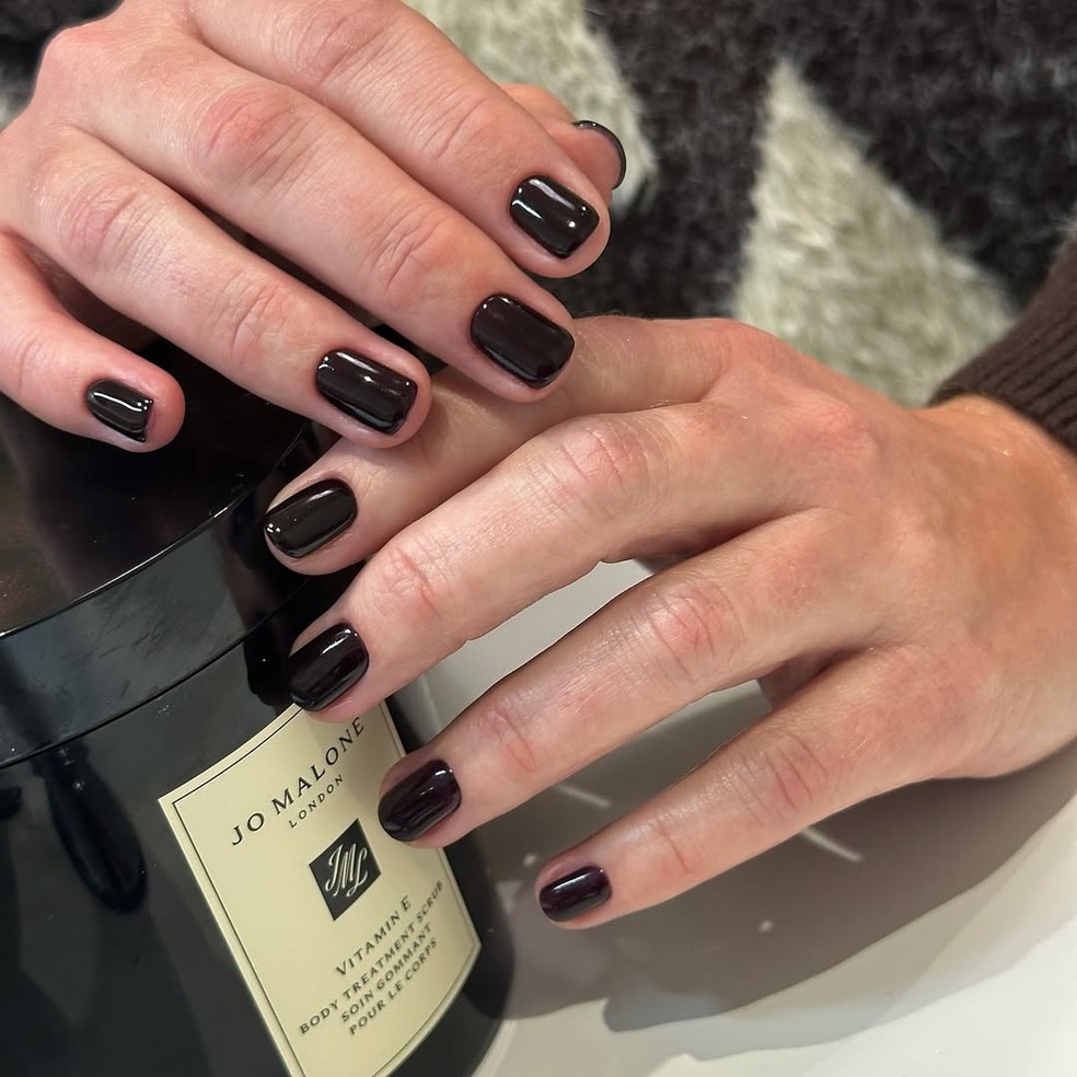 Deep Brown High Gloss Short Square Nails Deep Brown High Gloss Short Square Nails — Natural Winter Nails