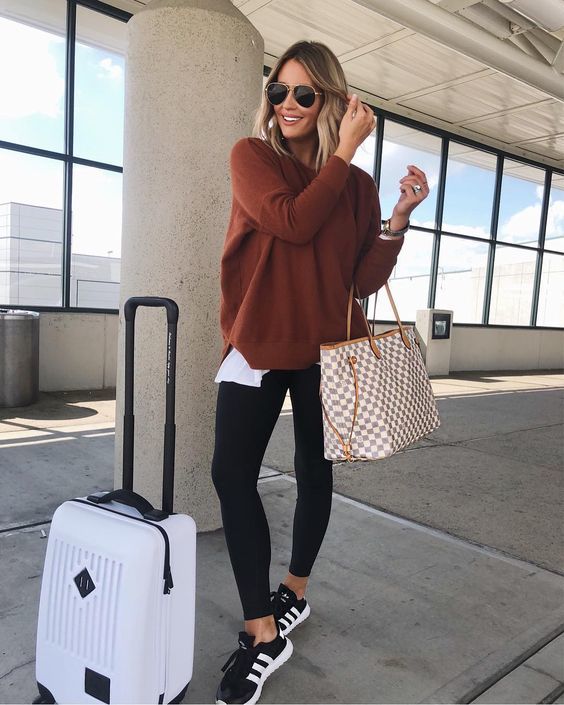 Oversized Sweater and Leggings for Effortless Airport Style Oversized Sweater and Leggings for Effortless Airport Style — Winter Travel Outfits
