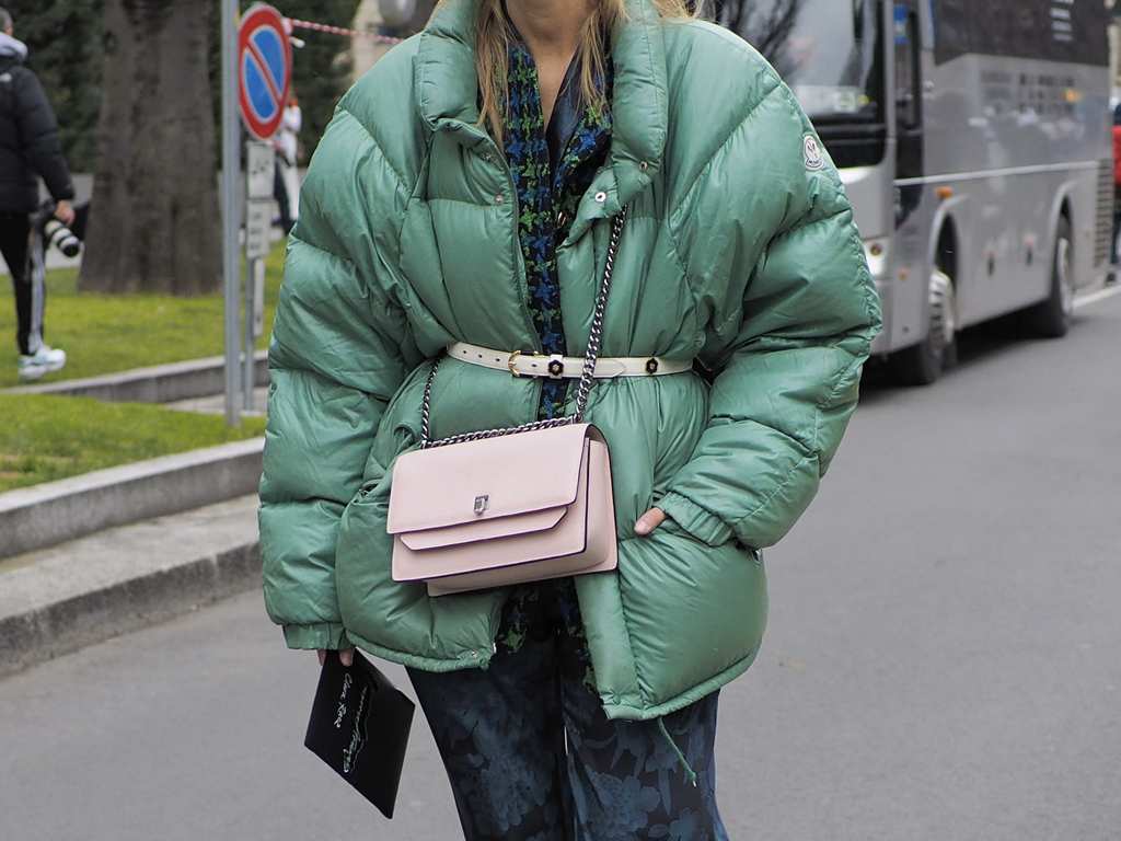 Oversized Light Green Puffer Jacket with Pink Crossbody Bag for Cozy Chic — Colorful Winter Outfits