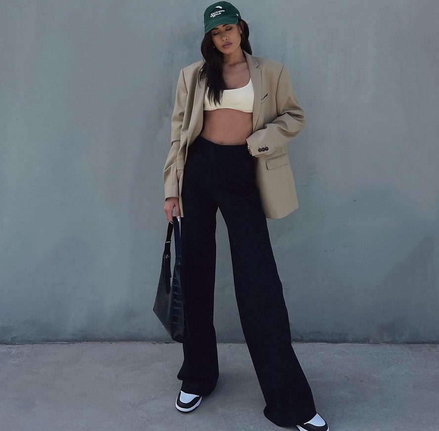 Oversized Beige Blazer Over White Crop Top with Black Wide-Leg Pants — Flare Leggings Outfits