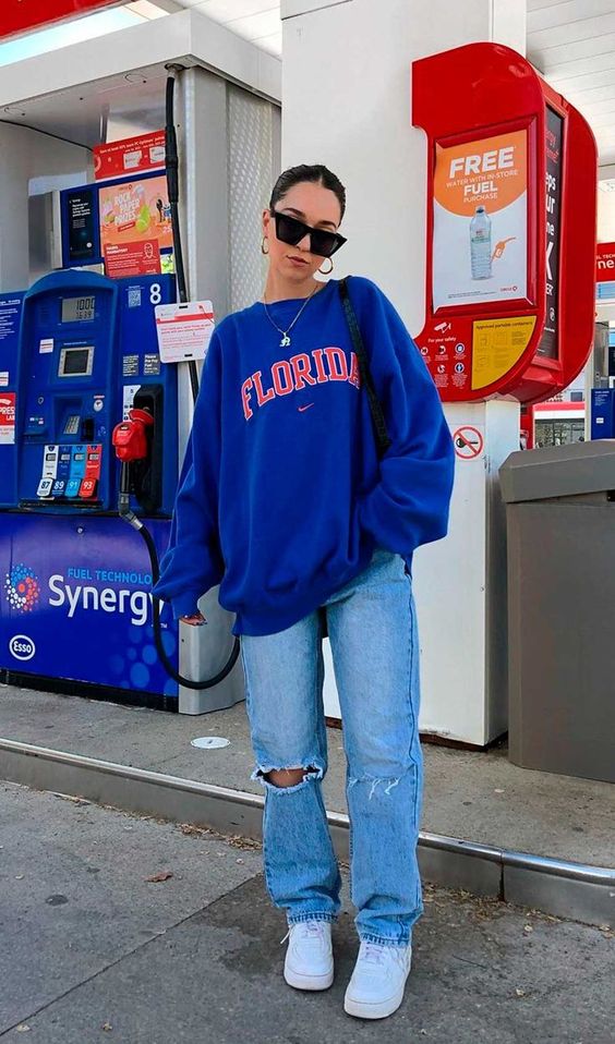 Royal Blue Graphic Sweatshirt with Ripped Jeans Royal Blue Graphic Sweatshirt with Ripped Jeans — Winter Streetwear Outfits