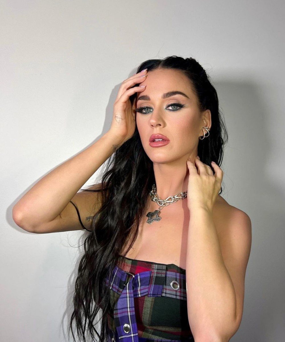 Jet Black With Subtle Cool Undertones Jet Black With Subtle Cool Undertones — Dark Winter Hair Colors