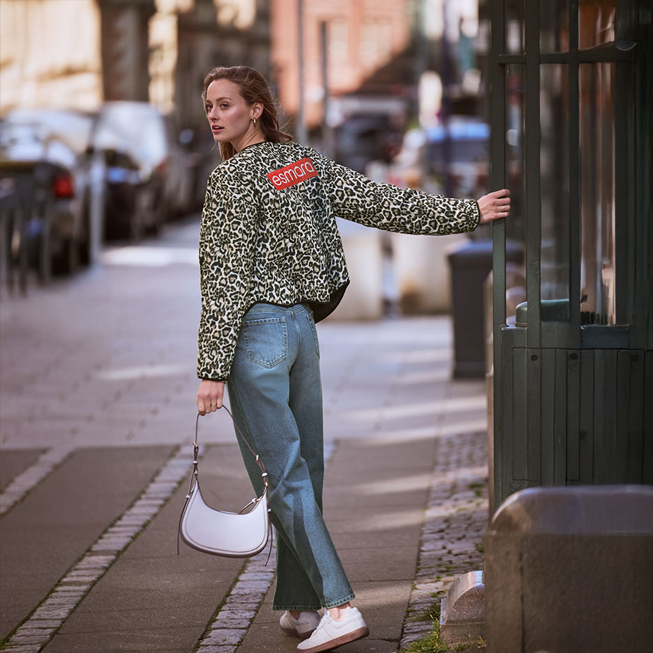 Street Style Leopard Bomber with Blue Jeans Street Style Leopard Bomber with Blue Jeans — Leopard Coat Outfits