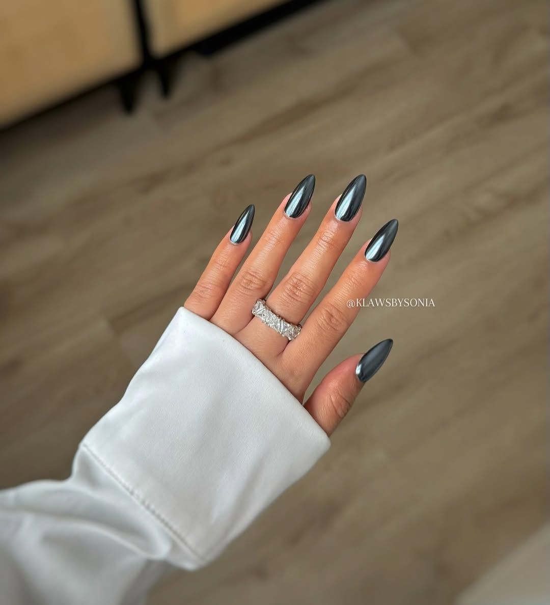 Dark Grey Mirror Chrome Stilettos Dark Grey Mirror Chrome Stilettos — Winter Chrome Nails