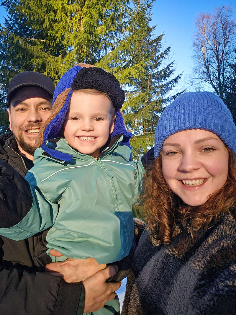Sophisticated Statement: Burgundy Trench Coat for a Chic Family Photo — Winter Family Photo Outfits
