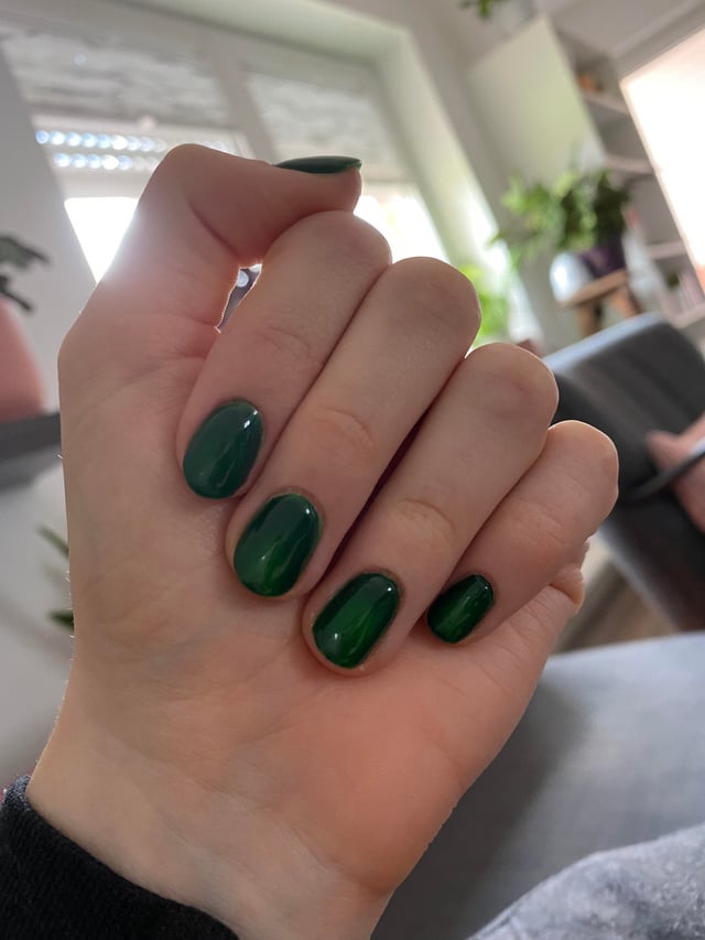 Glossy Cat-Eye Effect Visual Idea — Emerald Green Nails