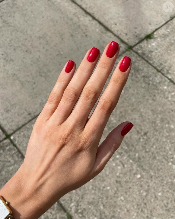 Bright Red Short Round Nails Bright Red Short Round Nails — Winter Nail Colors for Women Over 40