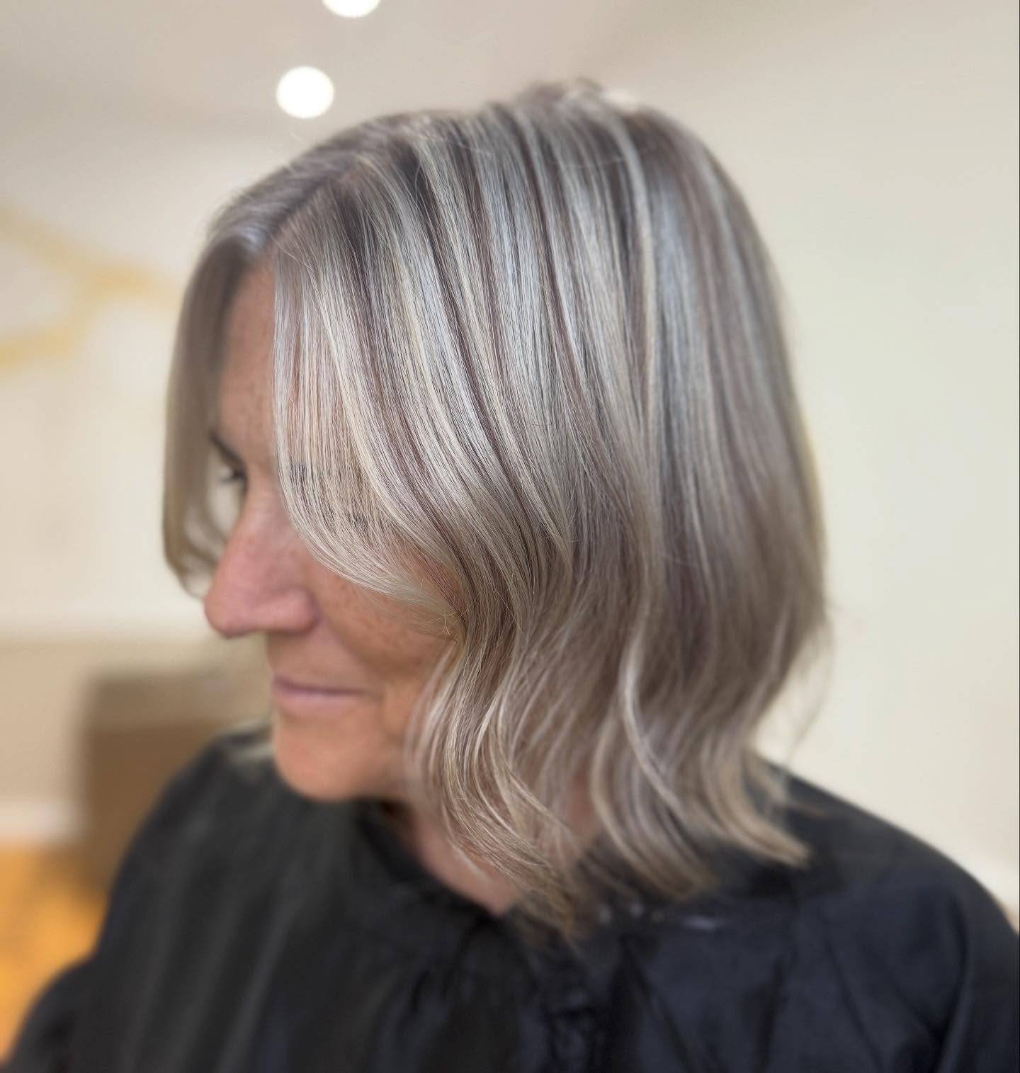 Collarbone Bob With Blonde Streaks Collarbone Bob With Blonde Streaks — Winter Haircuts for Gray Hair