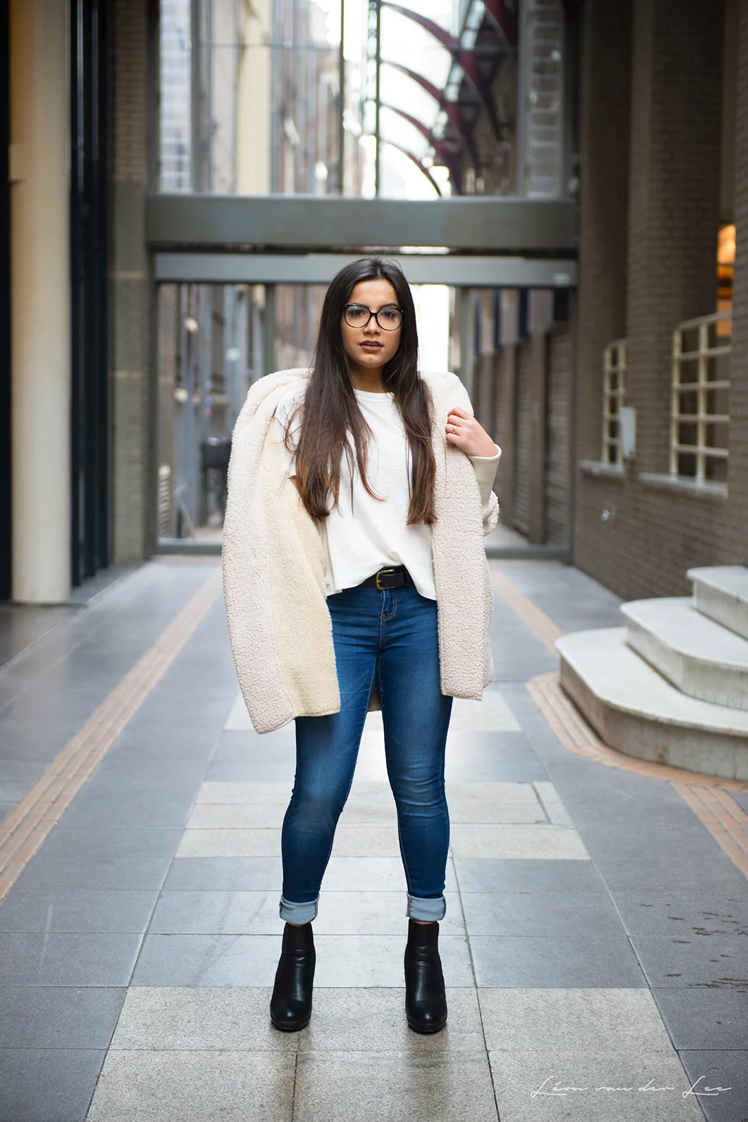 Skinny Jeans with a Teddy Coat for a Chic Winter Combination — Winter Outfits with Jeans