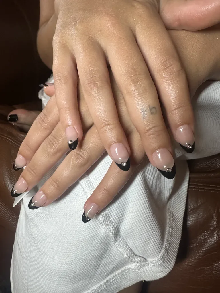 Medium Almond Black French Tips with Rhinestones Medium Almond Black French Tips with Rhinestones — Winter French Tip Nails