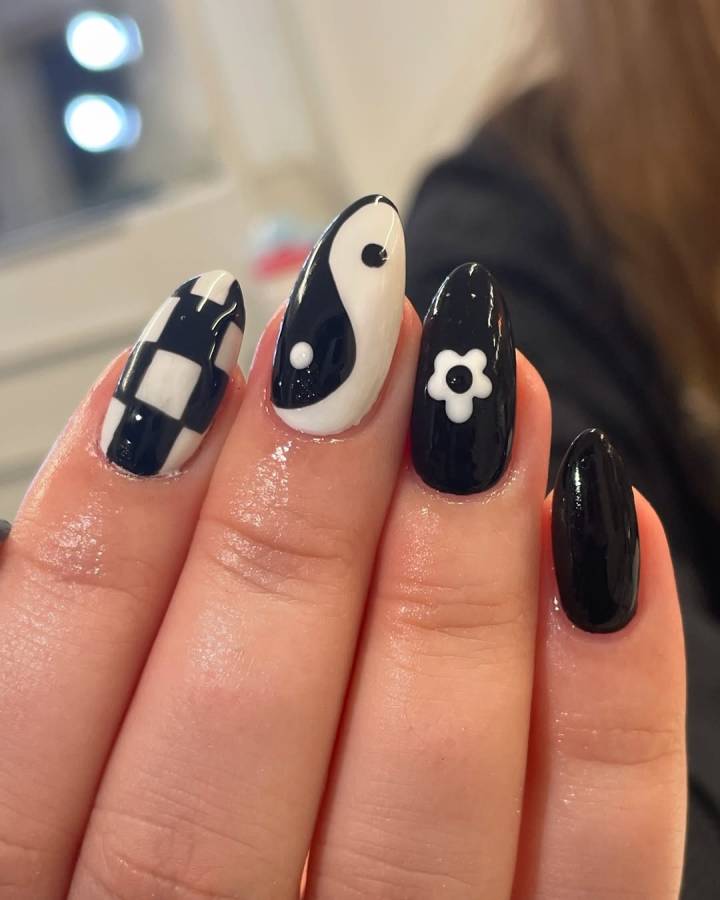 Black and White Graphic Nail Art Black and White Graphic Nail Art — Winter Black Nails