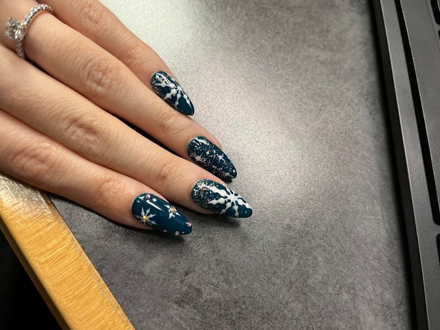 Deep Teal Snowflake Stiletto Nails Deep Teal Snowflake Stiletto Nails — Winter Nail Art