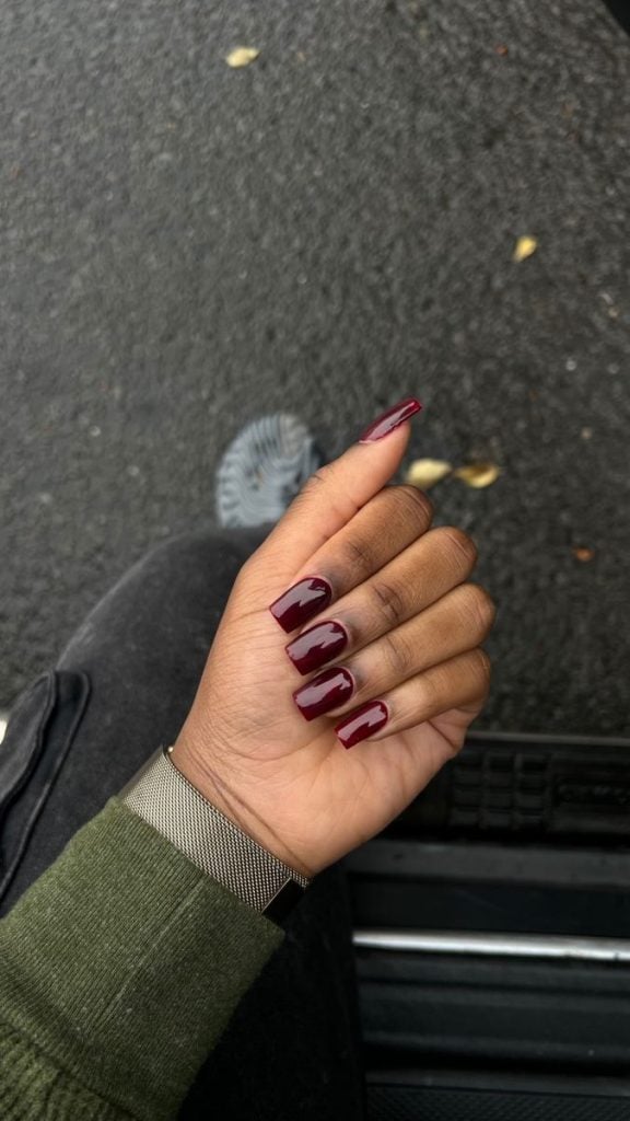 One Hand Deep Glossy Burgundy Nails — Short Winter Square Nails