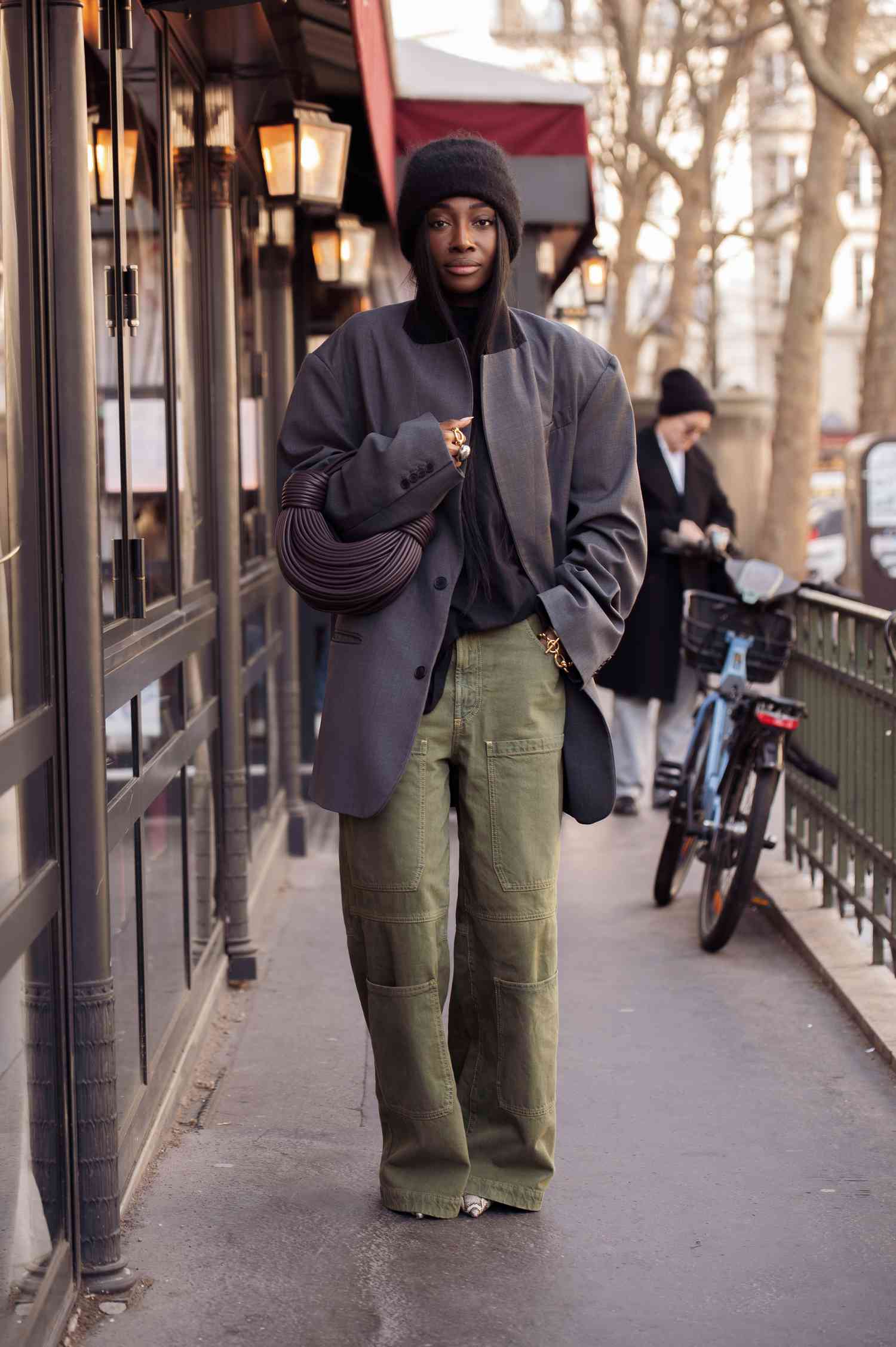 Streetwear Sophistication with a Black Beanie and Oversized Blazer — Beanie Outfits