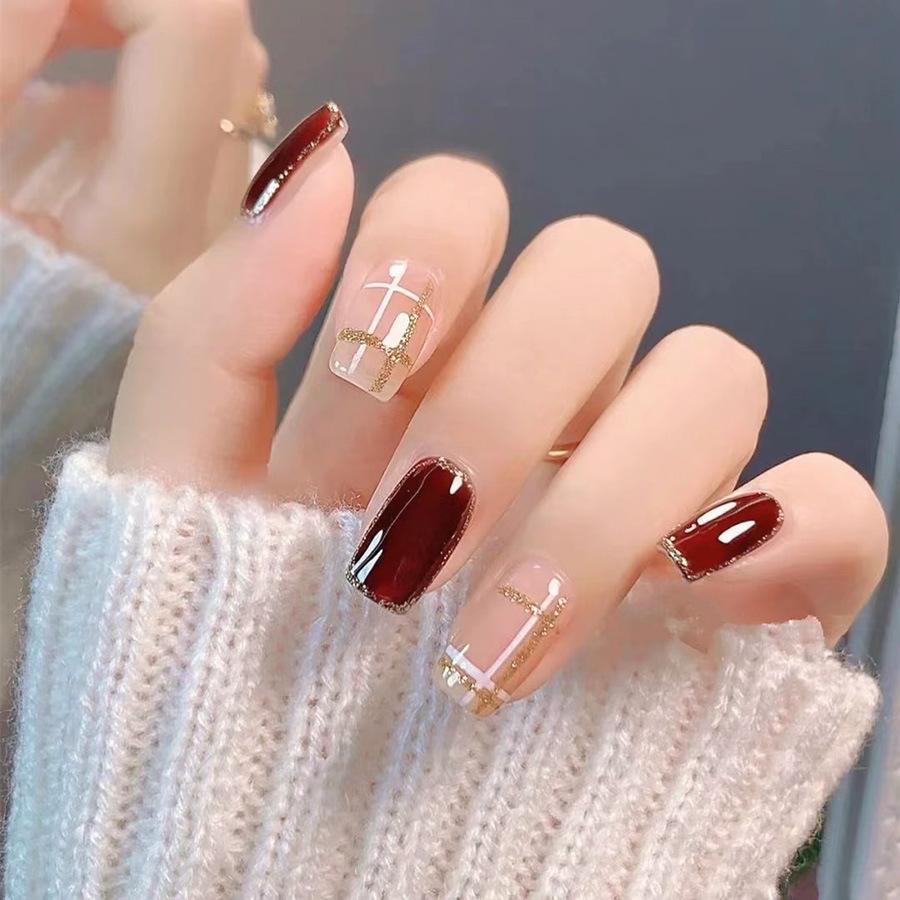Glossy Burgundy Gold Plaid Glitter Nails Glossy Burgundy Gold Plaid Glitter Nails — Short Winter Nails