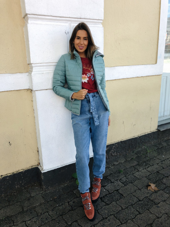 Puffer Jacket and Graphic Tee: Casual Cool for Cooler Weather — Comfy Winter Outfits