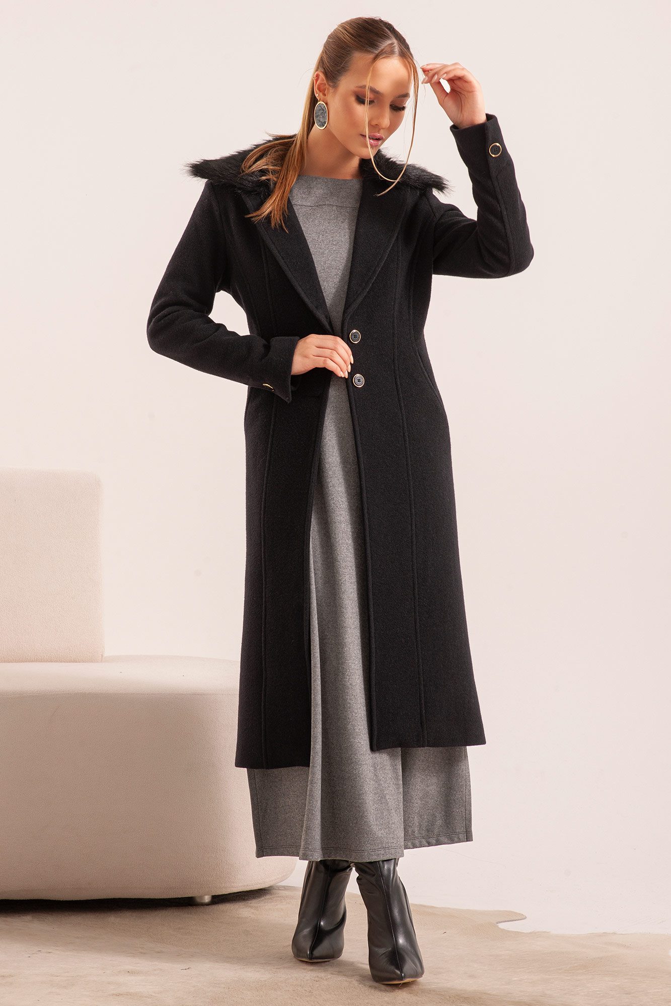 Black Wool Coat with Fur Collar for Winter Elegance — Long Coat Outfits
