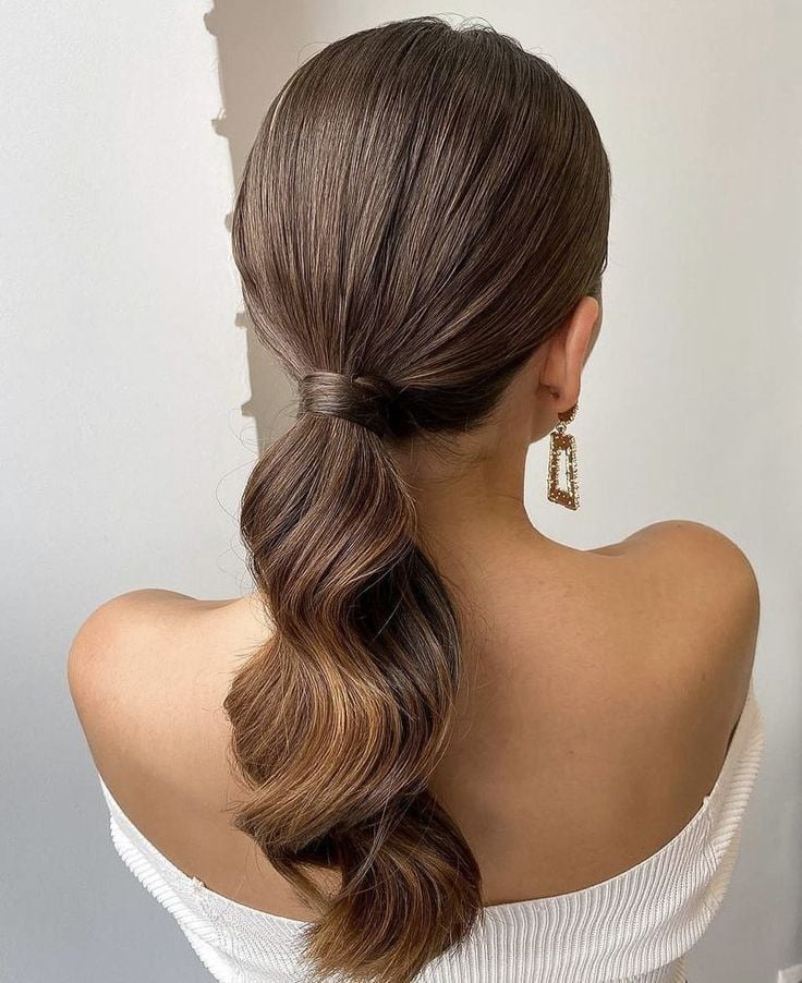 Sculpted Low Ponytail with Wavy Ends — Winter Updos