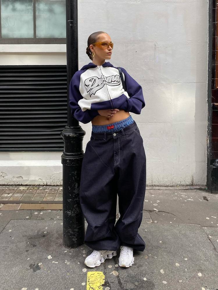 Navy and White Zip-Up Hoodie with Baggy Denim Navy and White Zip-Up Hoodie with Baggy Denim — Winter Streetwear Outfits