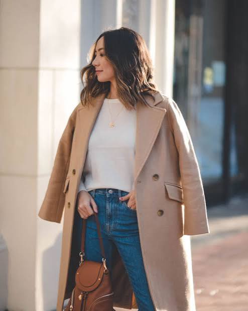Classic Casual: Camel Coat with White Top and Blue Jeans — Camel Coat Outfits