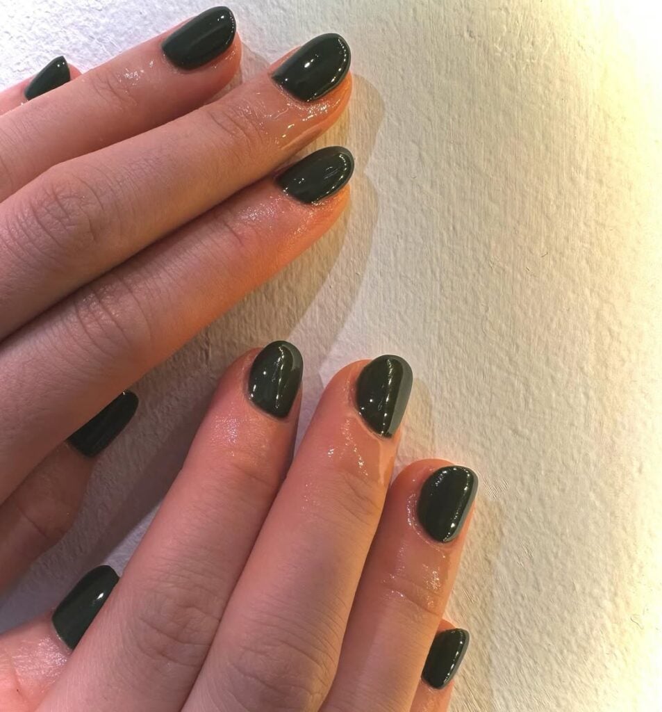 Deep Forest Green Glossy Short Nails — Winter Round Nails
