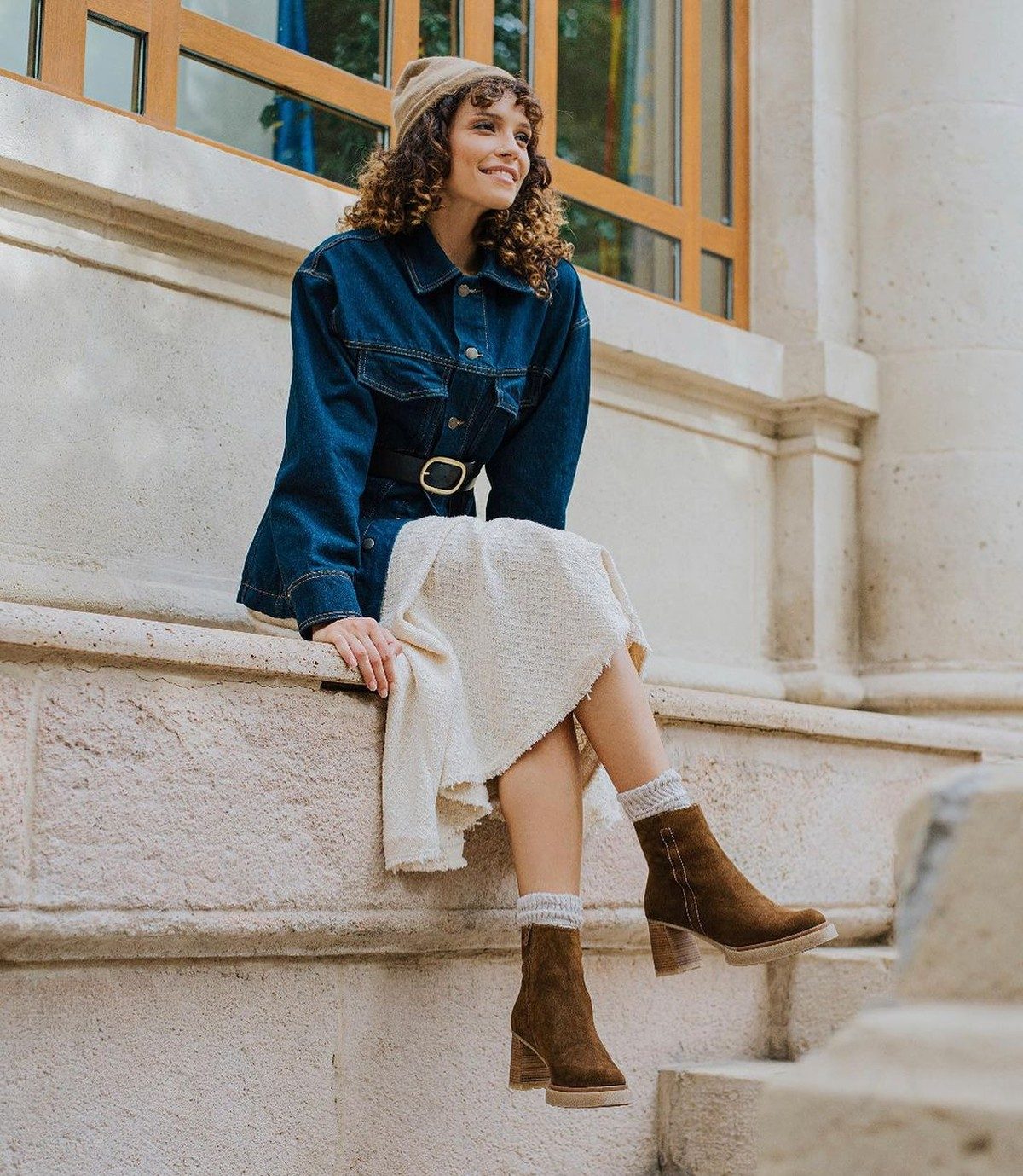 Casual Weekend Style: Denim Jacket, White Dress, and Brown Suede Boots Casual Weekend Style: Denim Jacket, White Dress, and Brown Suede Boots — Brown Boots Outfits