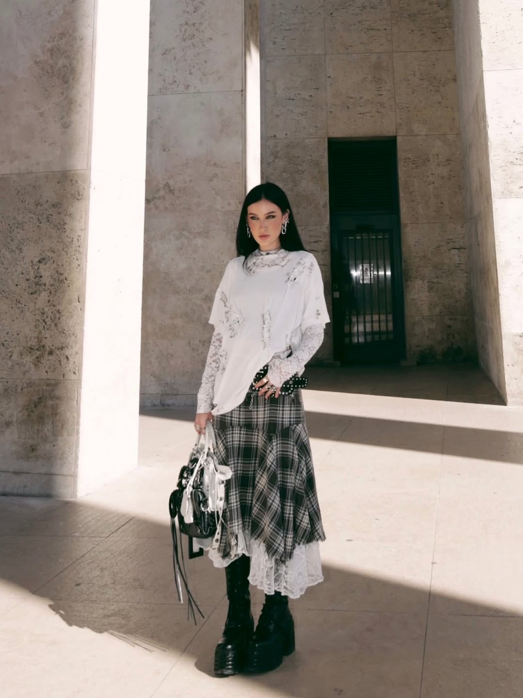 Plaid Blazer Meets Leather for Smart Grunge Plaid Blazer Meets Leather for Smart Grunge — Grunge Winter Outfits