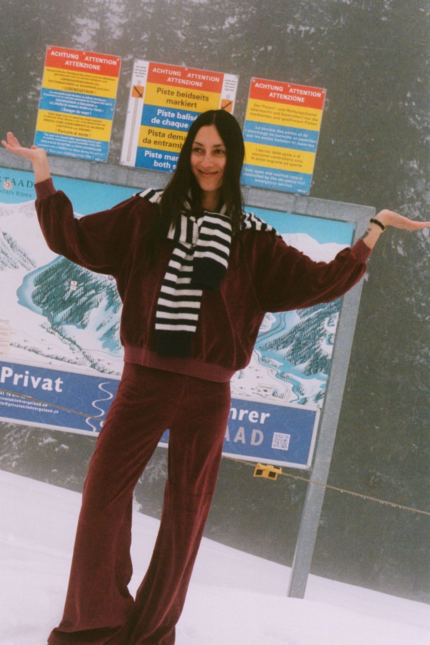 Red Ski Suit with Flared Pants and Crossbody Bag for Chic Apres-Ski Red Ski Suit with Flared Pants and Crossbody Bag for Chic Apres-Ski — Apres Ski Outfits