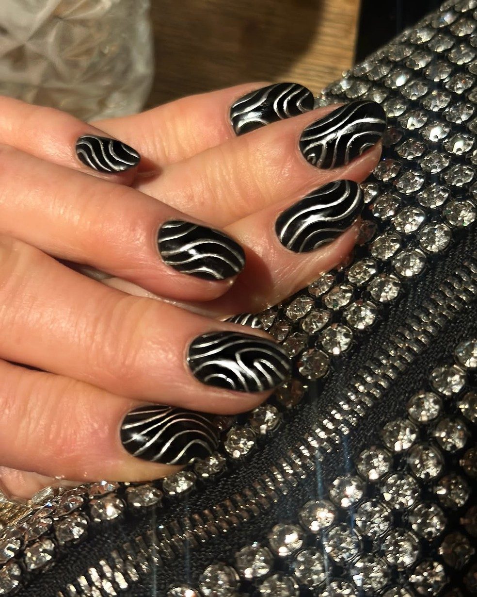 Black and Silver Wavy Stripe Oval Nails — Winter Round Nails
