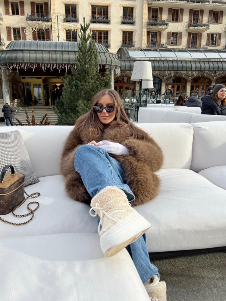 Voluminous Fur Coat for Cozy Winter Resort Style Voluminous Fur Coat for Cozy Winter Resort Style — Dressy Winter Outfits