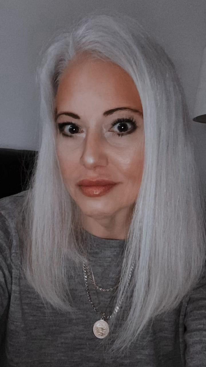 Natural Ash Gray With Subtle Waves Natural Ash Gray With Subtle Waves — Winter Hair Colors for Gray Hair