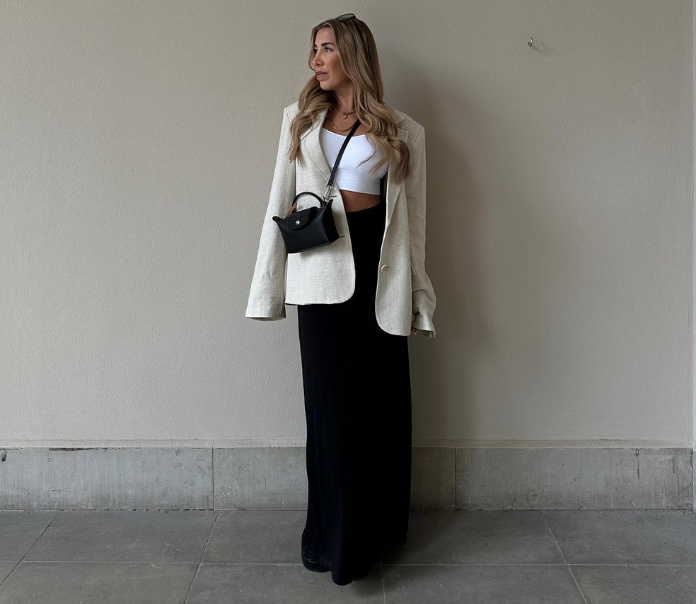 Tailored Navy Blazer with Gold Buttons for Refined Business Style — Winter Business Casual Outfits