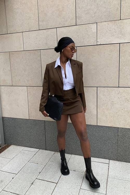 Cropped Blazer and Mini Skirt: Smart Casual with Black Boots Cropped Blazer and Mini Skirt: Smart Casual with Black Boots — Chelsea Boots Outfits