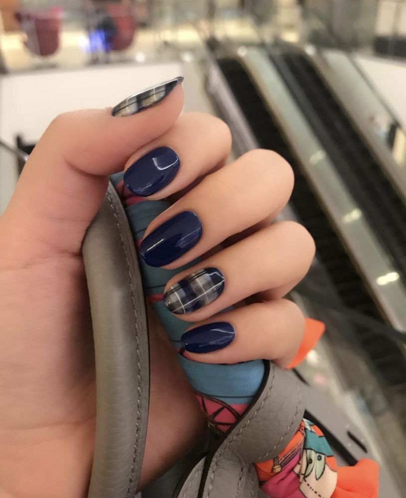 Navy Blue Plaid Accent Short Oval Nails Navy Blue Plaid Accent Short Oval Nails — Short Winter Nails