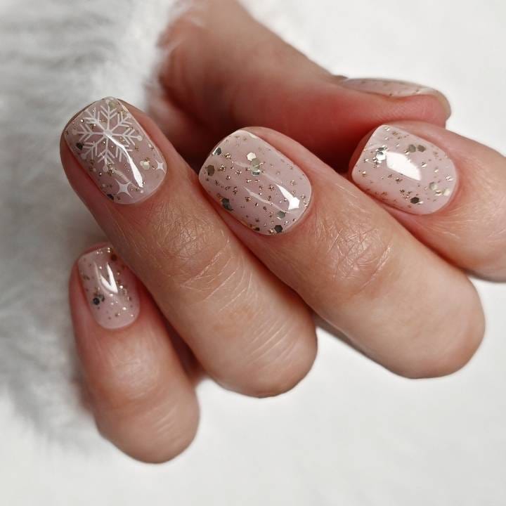 Short Round Glitter Snowflake Nails — Long Winter Nails