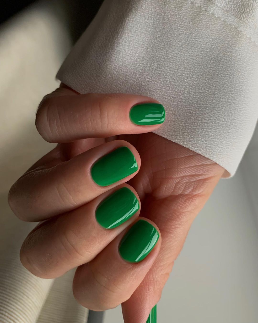 Vibrant Emerald Glossy Round Nails Vibrant Emerald Glossy Round Nails — Winter Green Nails