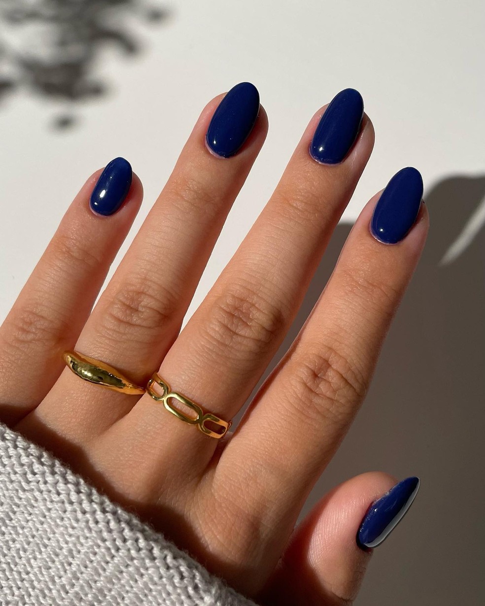Glossy Deep Navy Almond Nails Glossy Deep Navy Almond Nails — Winter Nail Colors for Pale Skin