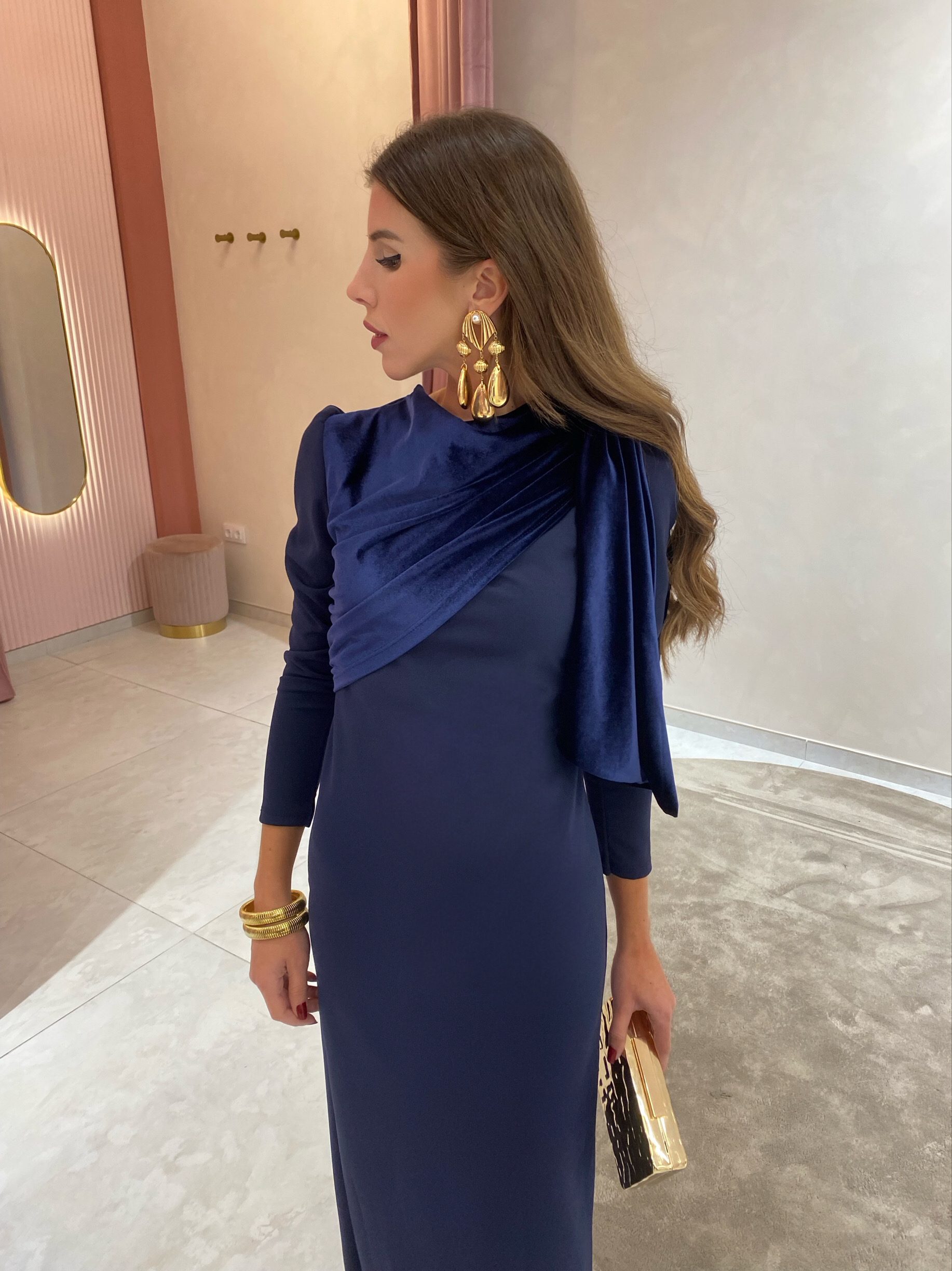 Brown Velvet Trousers and Long Coat for a Luxurious Winter Brunch Brown Velvet Trousers and Long Coat for a Luxurious Winter Brunch — Winter Brunch Outfits