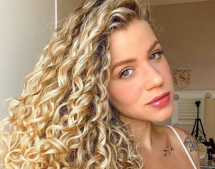 Middle Visual Idea Middle Visual Idea — Winter Hair Colors for Curly Hair