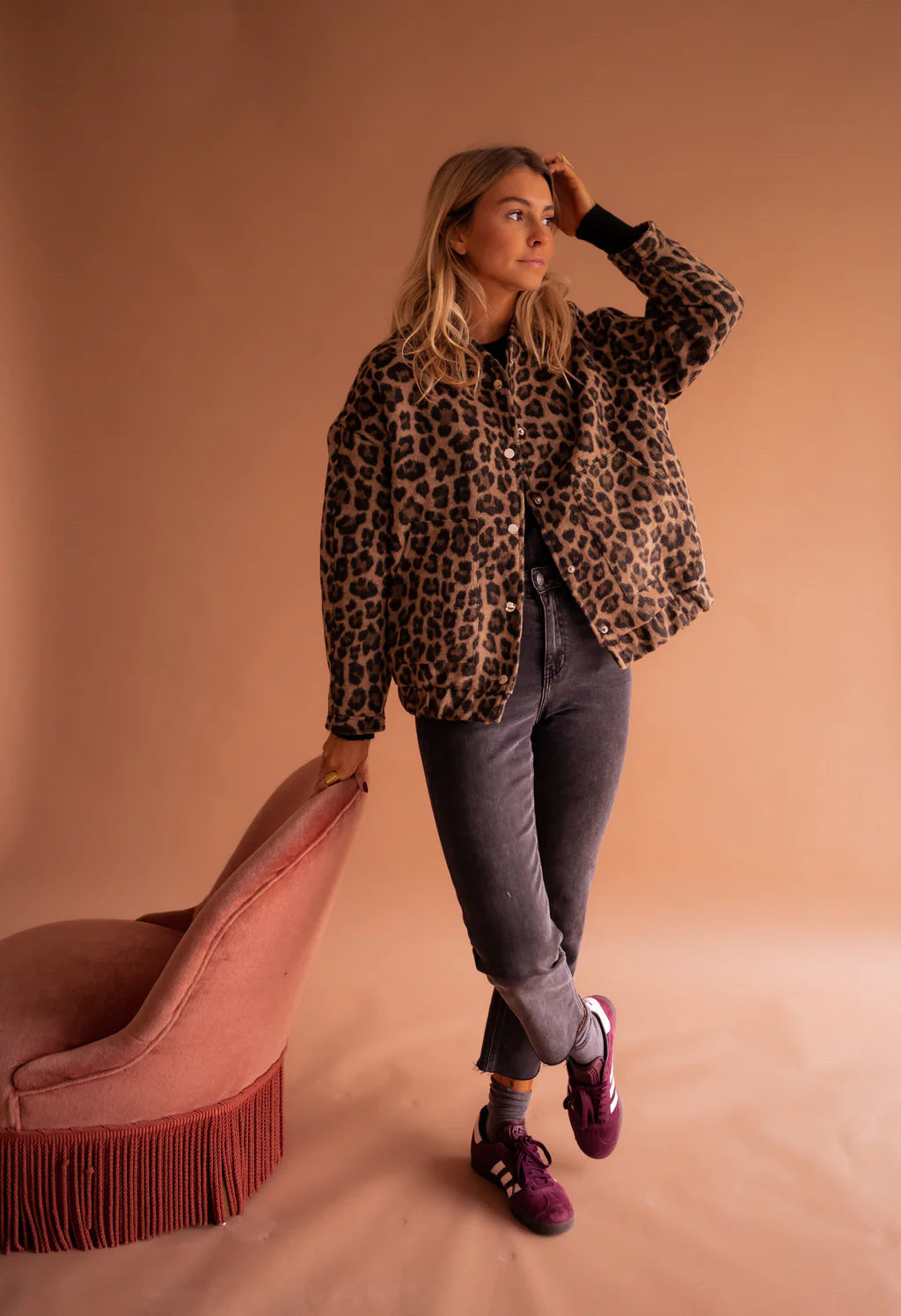 Leopard Faux Fur Jacket with Skinny Jeans and Sneakers Leopard Faux Fur Jacket with Skinny Jeans and Sneakers — Leopard Coat Outfits