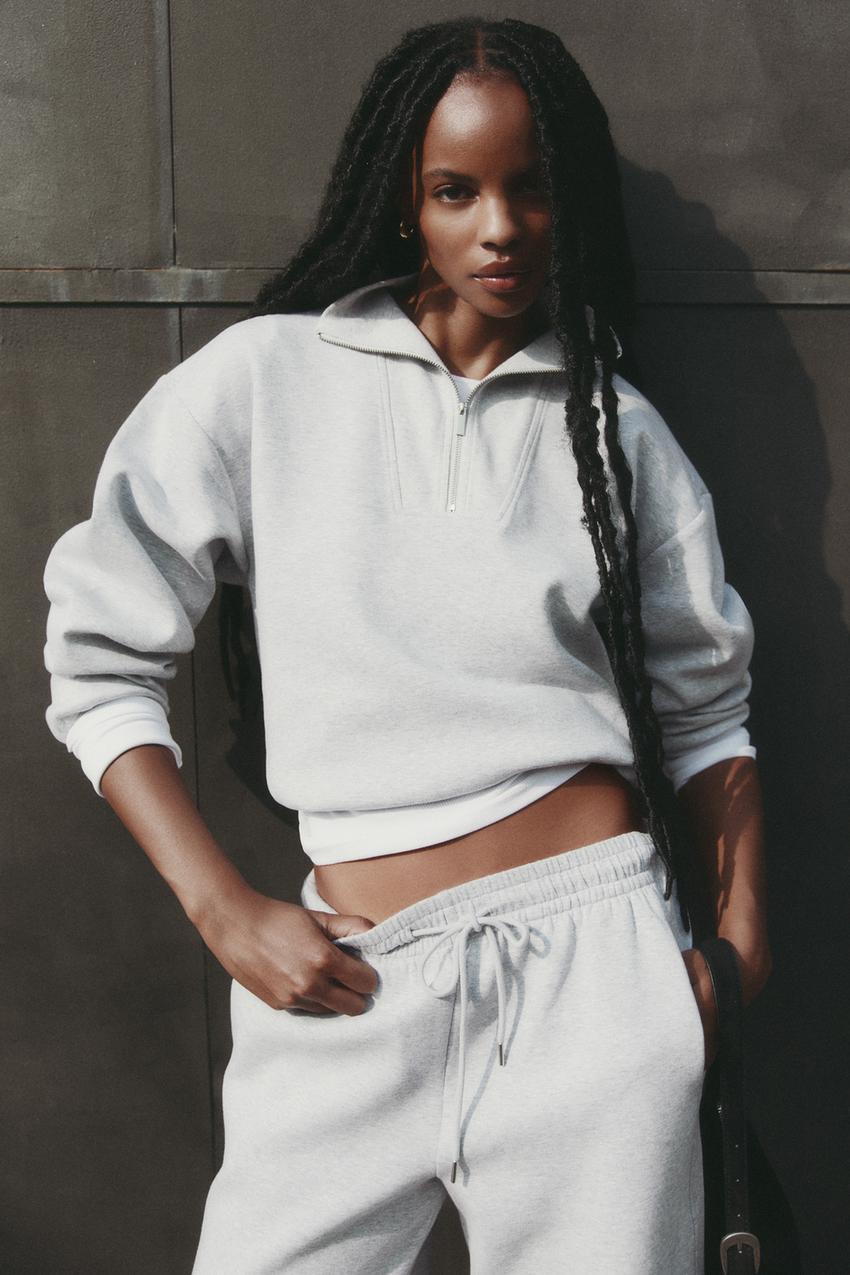 Monochromatic Grey Set for a Sleek Workout Look Monochromatic Grey Set for a Sleek Workout Look — Winter Workout Outfits
